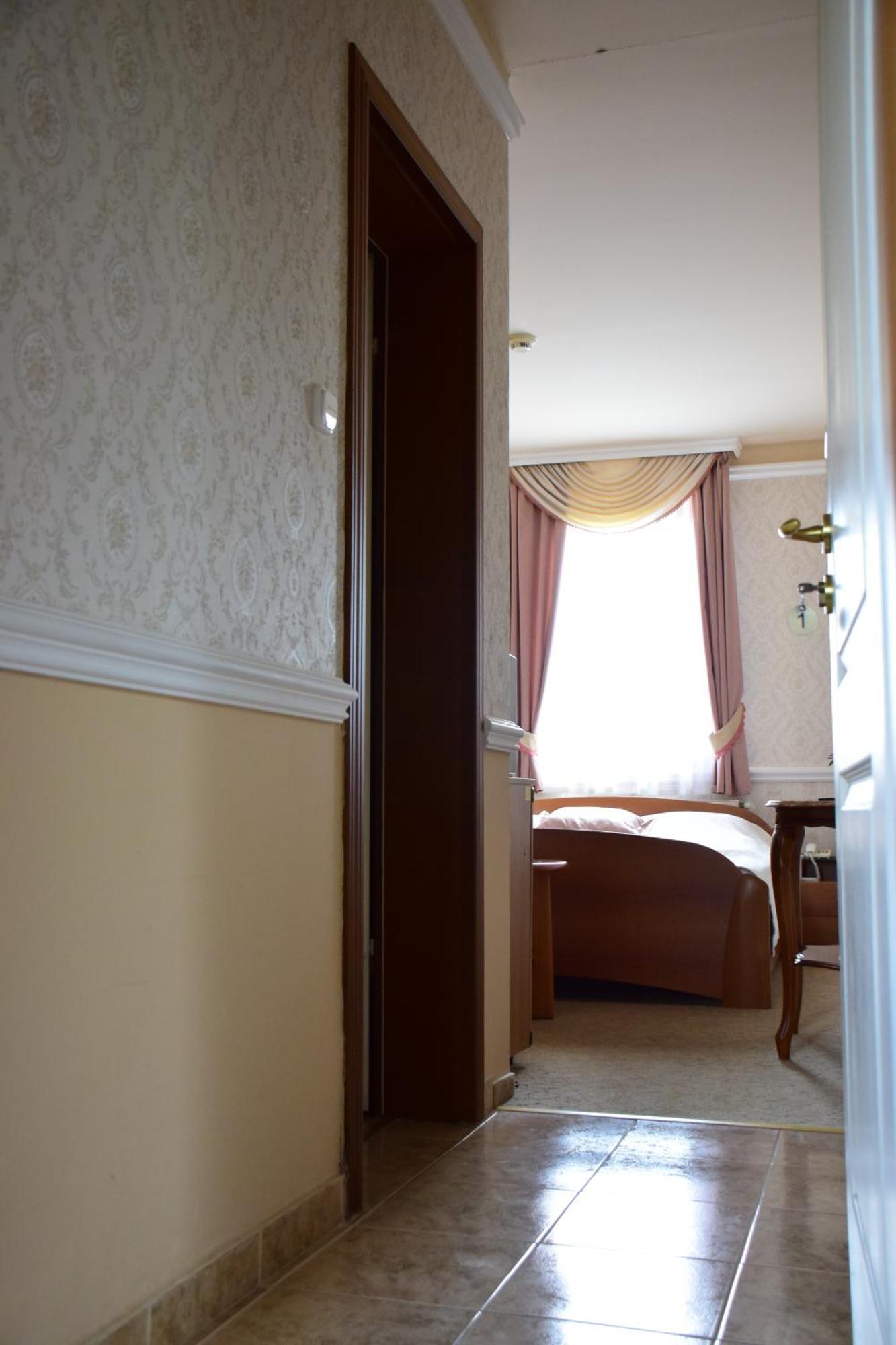 Hotel Bibic Es Tueskevar Etterem Es Horgaszto นีเรกฮาซา ภายนอก รูปภาพ