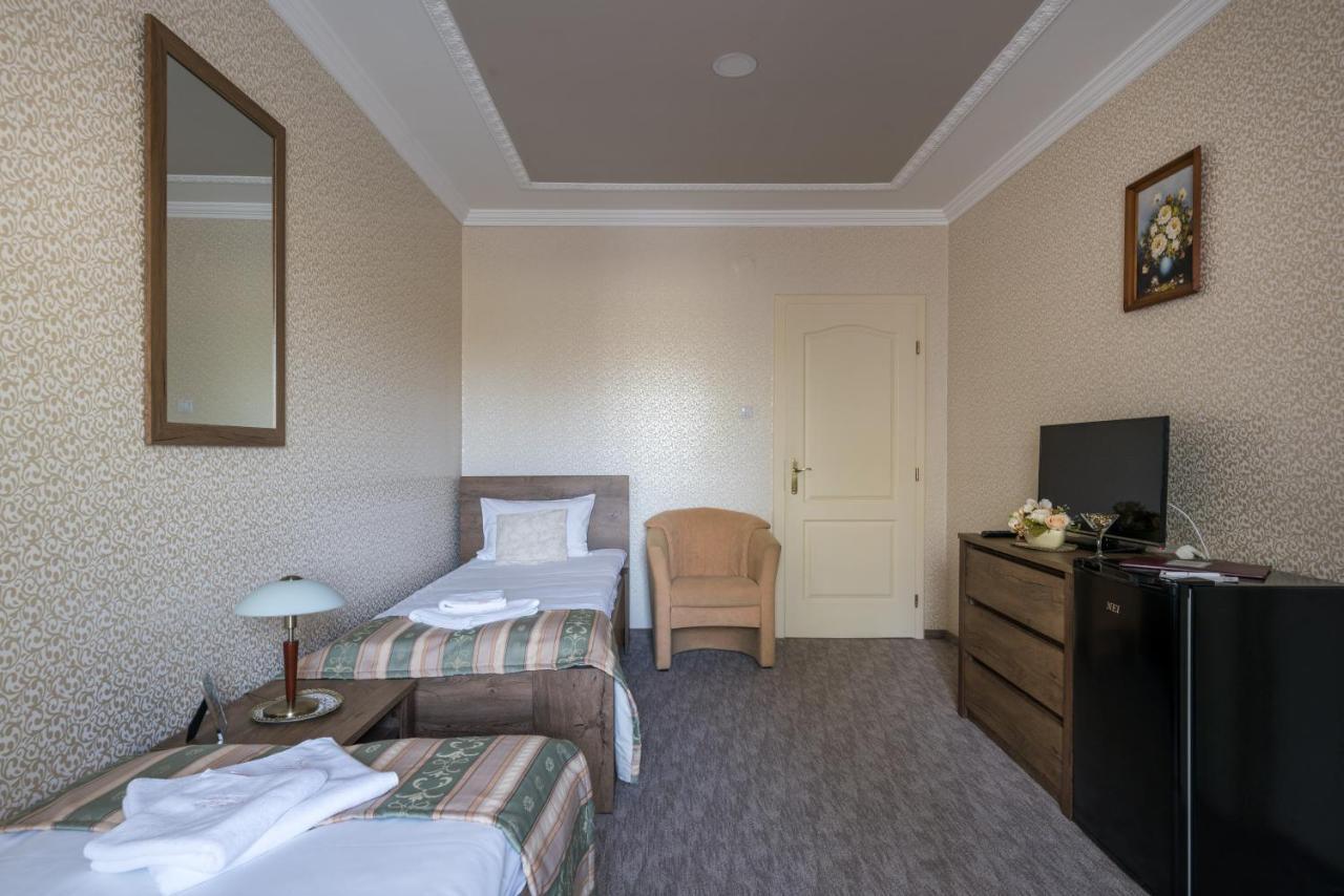 Hotel Bibic Es Tueskevar Etterem Es Horgaszto นีเรกฮาซา ภายนอก รูปภาพ