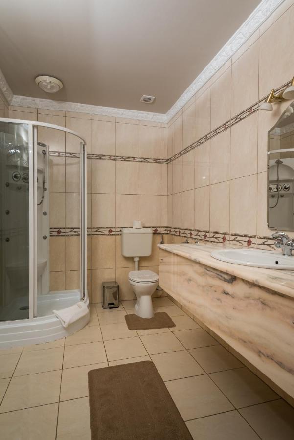 Hotel Bibic Es Tueskevar Etterem Es Horgaszto นีเรกฮาซา ภายนอก รูปภาพ