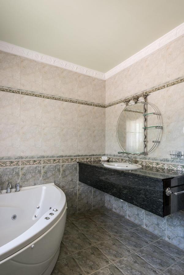 Hotel Bibic Es Tueskevar Etterem Es Horgaszto นีเรกฮาซา ภายนอก รูปภาพ