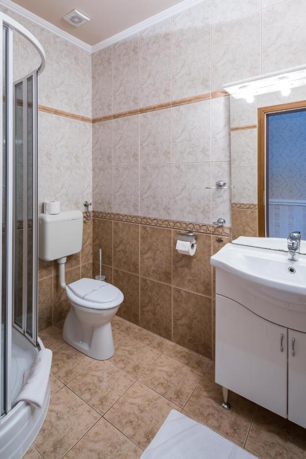 Hotel Bibic Es Tueskevar Etterem Es Horgaszto นีเรกฮาซา ภายนอก รูปภาพ