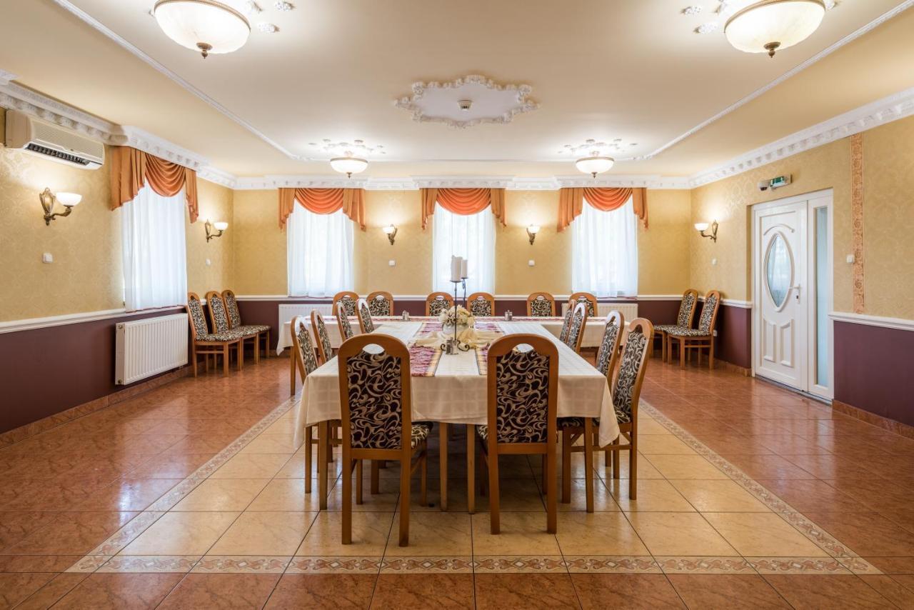 Hotel Bibic Es Tueskevar Etterem Es Horgaszto นีเรกฮาซา ภายนอก รูปภาพ