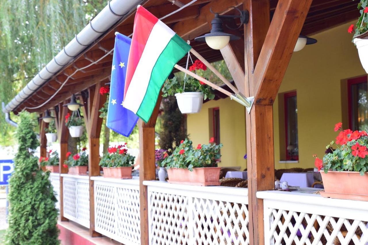 Hotel Bibic Es Tueskevar Etterem Es Horgaszto นีเรกฮาซา ภายนอก รูปภาพ