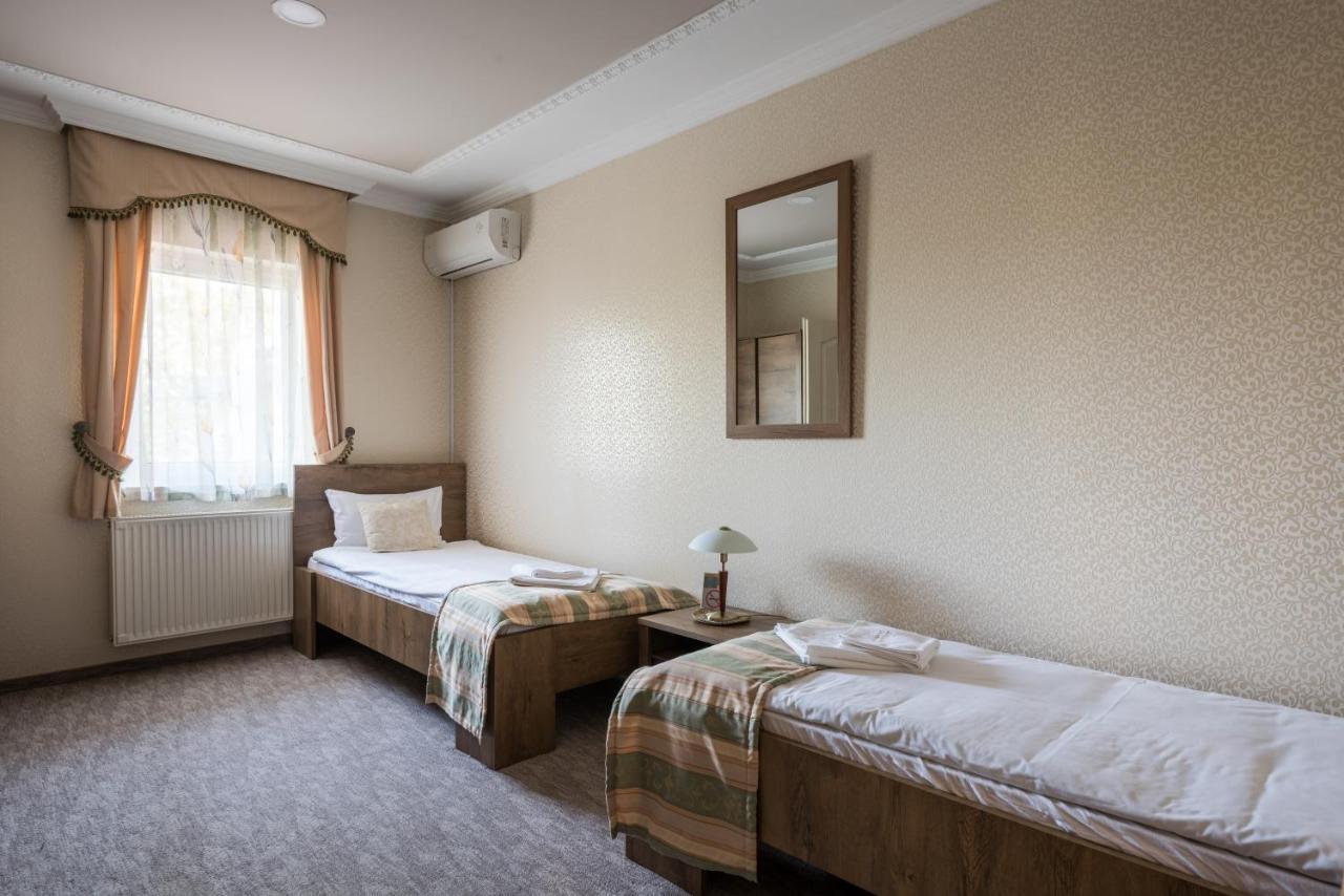 Hotel Bibic Es Tueskevar Etterem Es Horgaszto นีเรกฮาซา ภายนอก รูปภาพ